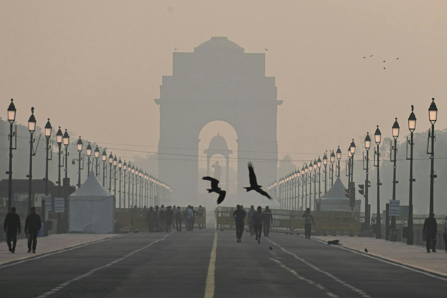 Nach den Feierlichkeiten zum Diwali-Fest ist die Luftqualität in der Region Neu-Delhi in Indien auf die Kategorie «sehr schlecht» gesunken. Das Lichterfst besticht durch die vielen angezündeten Kerzen und hat nun zur Folge, dass der Smog besonders schlimm ist. dpa