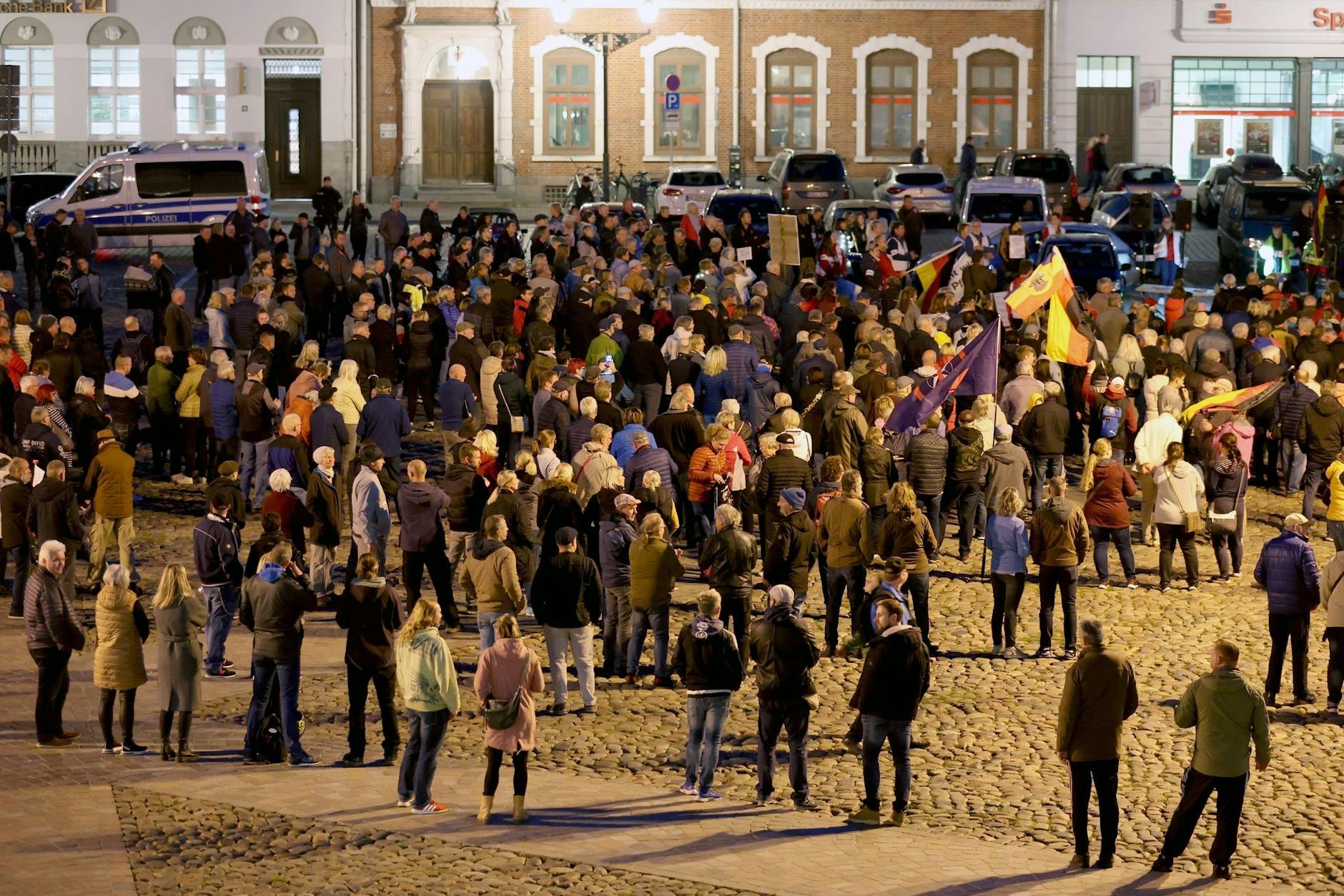 Szene vor dem Rathaus in Wismar. Wie schnell wird aus einer Demo-Parole Volksverhetzung?