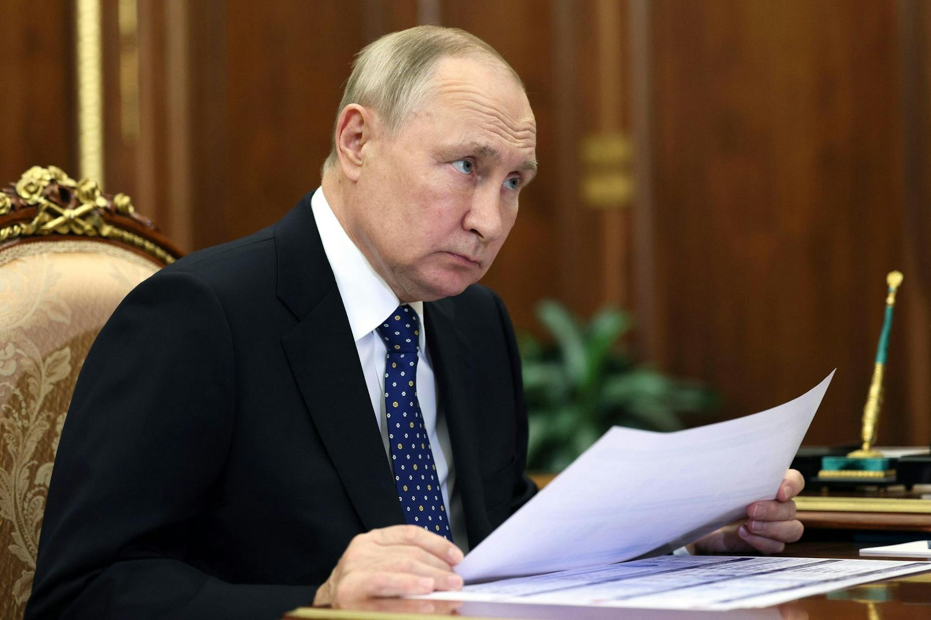 Tschetschenenführer Kadyrow tat sich bisher als einer der glühendsten Kriegsbefürworter hervor - jetzt übt er Kritik an Putins Strategie in der Ukraine. emlin/AP/dpa