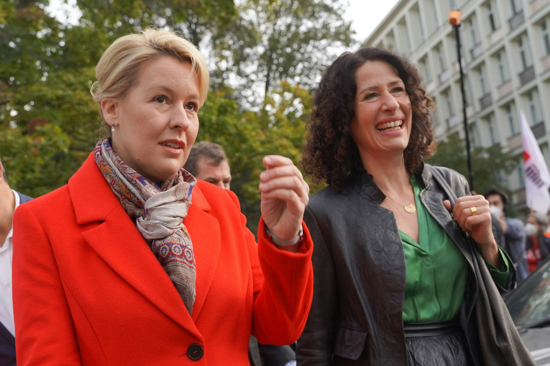 Franziska Giffey (l., SPD) und Bettina Jarasch (Bündnis 90/Die Grünen) zoffen sich inzwischen in aller Öffentlichkeit.