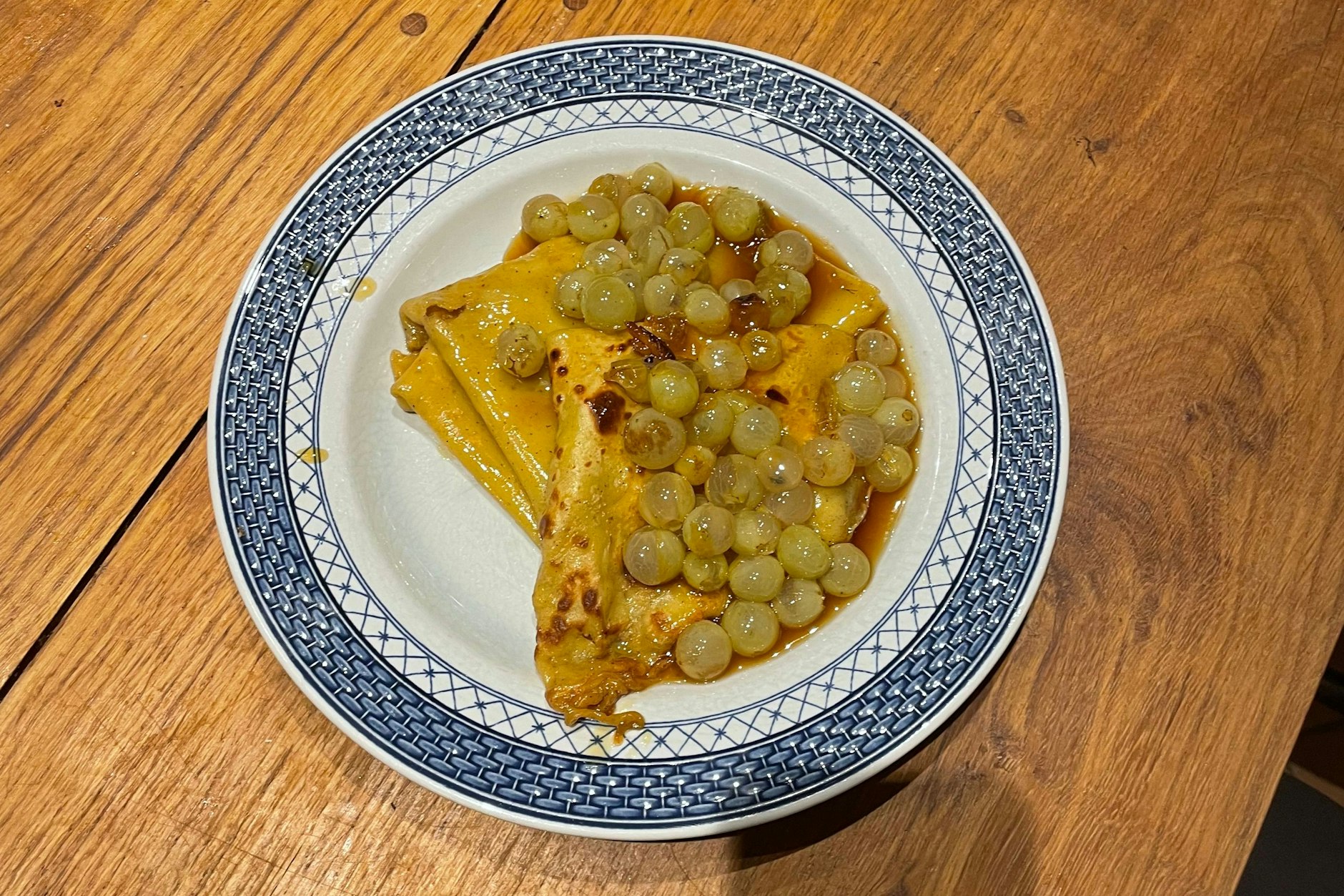 So sieht der Crêpe Suzette auf bäuerliche Art aus: Crêpe Vigneron mit Karamell, Weintrauben und viel Cognac.