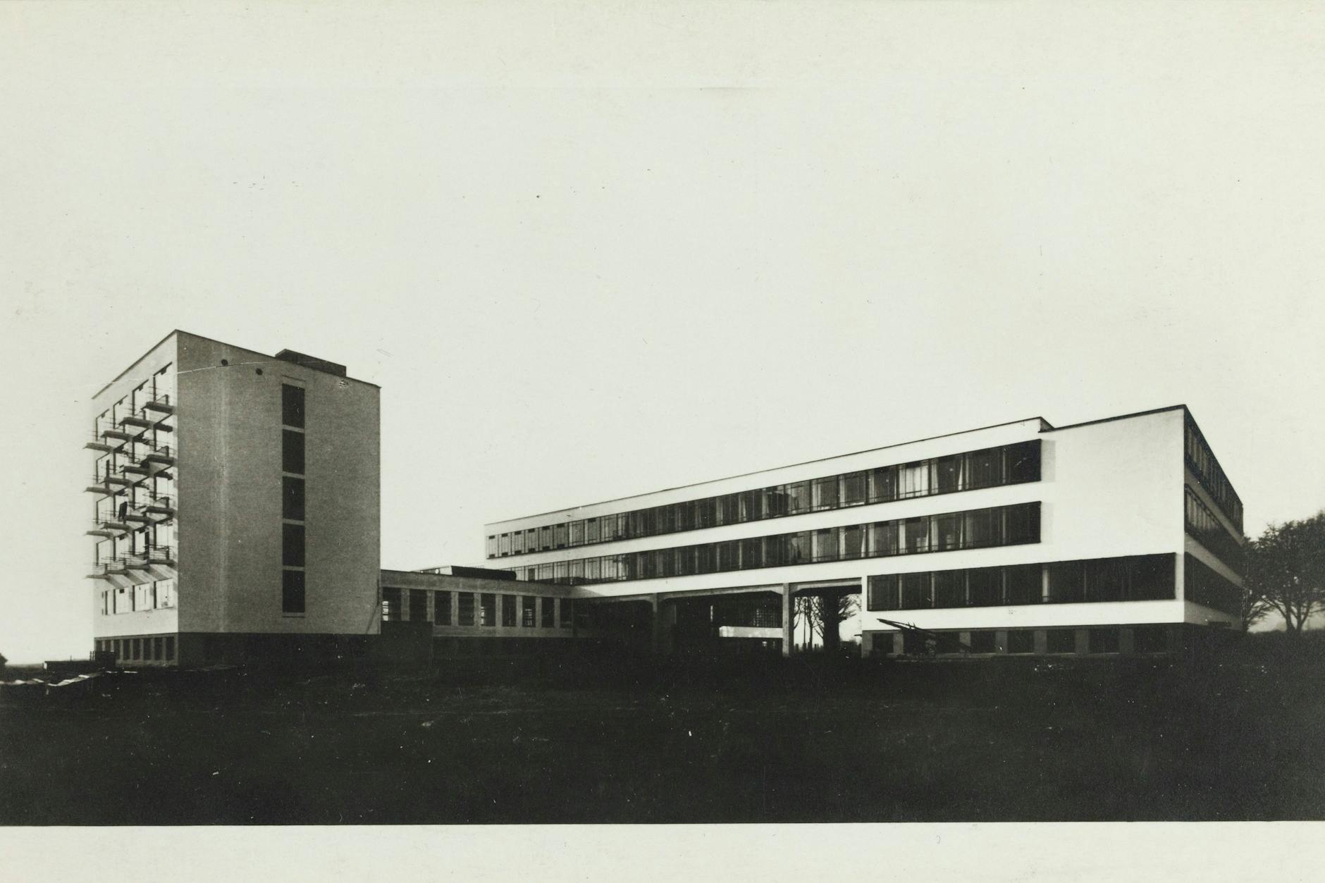 Lucia Moholy: „Bauhaus-Gebäude Dessau (1925–1926)“, Ansicht von Nordosten, Postkarte.
