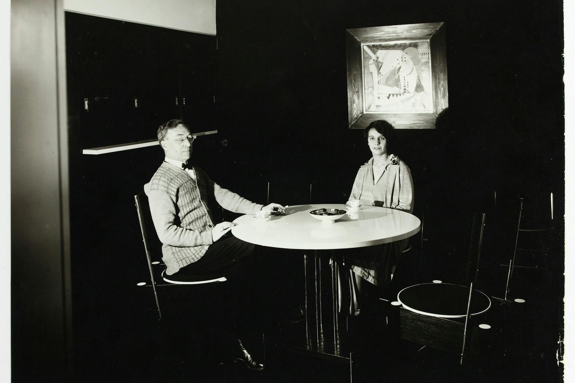 Lucia Moholy porträtierte 1927 das Künstlerpaar Wassily und Nina Kandinsky im Esszimmer ihres Meisterhauses, Dessau-Roßlau.