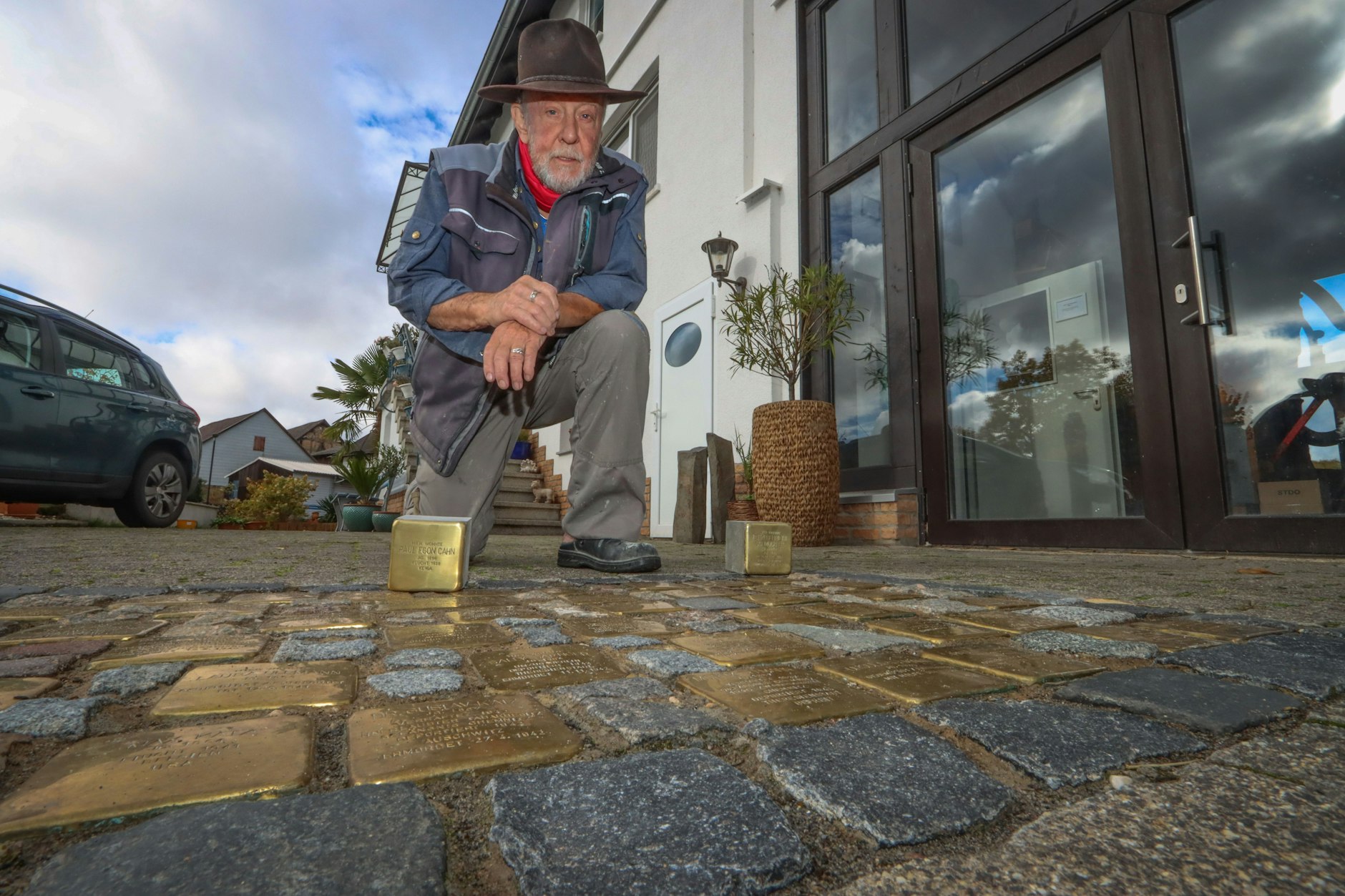 Künstler Gunter Demnig vor seiner Werkstatt mit Stolpersteinen. Der Initiator des Projektes zur Erinnerung an Opfer des Nationalsozialismus wird am 27. Oktober 75 Jahre alt.