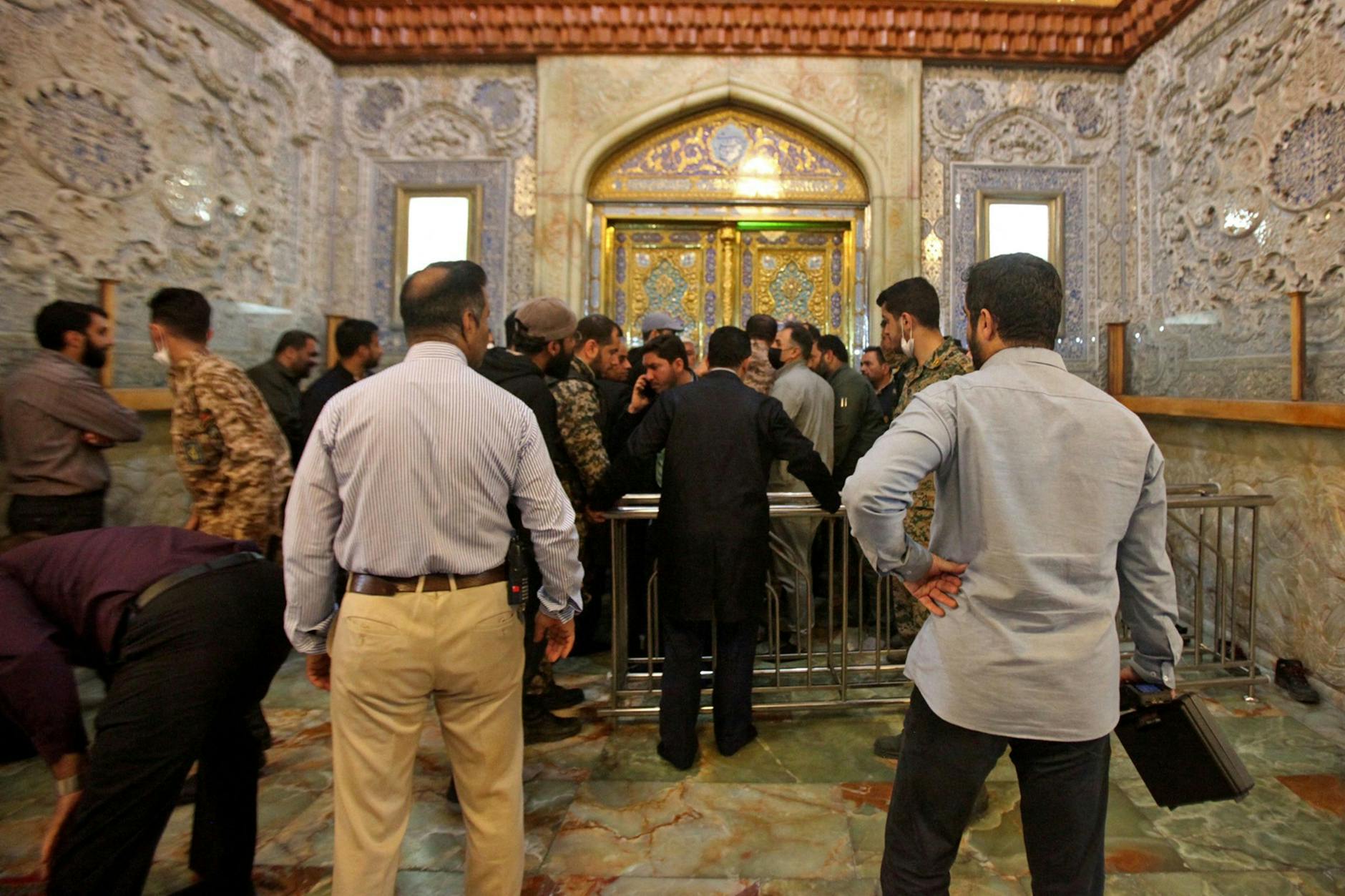 Iranische Ermittler stehen nach dem Anschlag vor dem Eingang des Shah Cheragh-Mausoleums in Schiras. 