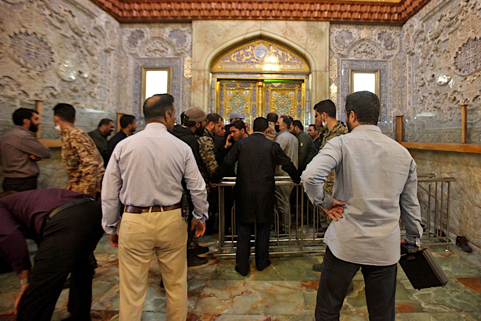 Iranische Ermittler stehen nach dem Anschlag vor dem Eingang des Shah Cheragh-Mausoleums in Schiras.&nbsp;