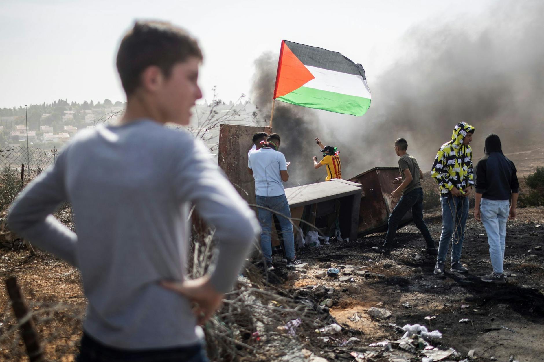 dpatopbilder - Palästinensische Jugendliche geraten nach der Beerdigung eines Palästinensers in der Nähe der Stadt Ramallah im Westjordanland mit israelischen Soldaten aneinander. Der Mann war bei einem israelischen Militäreinsatz in Nablus getötet worden.