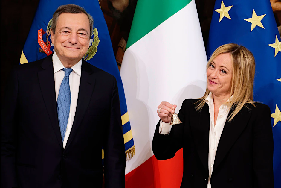 Rom, 23. Oktober: Der scheidende Ministerpräsident Mario Draghi (links) übergibt die Glocke des Ministerkabinetts an die neue Ministerpräsidentin Giorgia Meloni während der Übergabezeremonie im Ministerpräsidentenpalast Chigi in Rom.