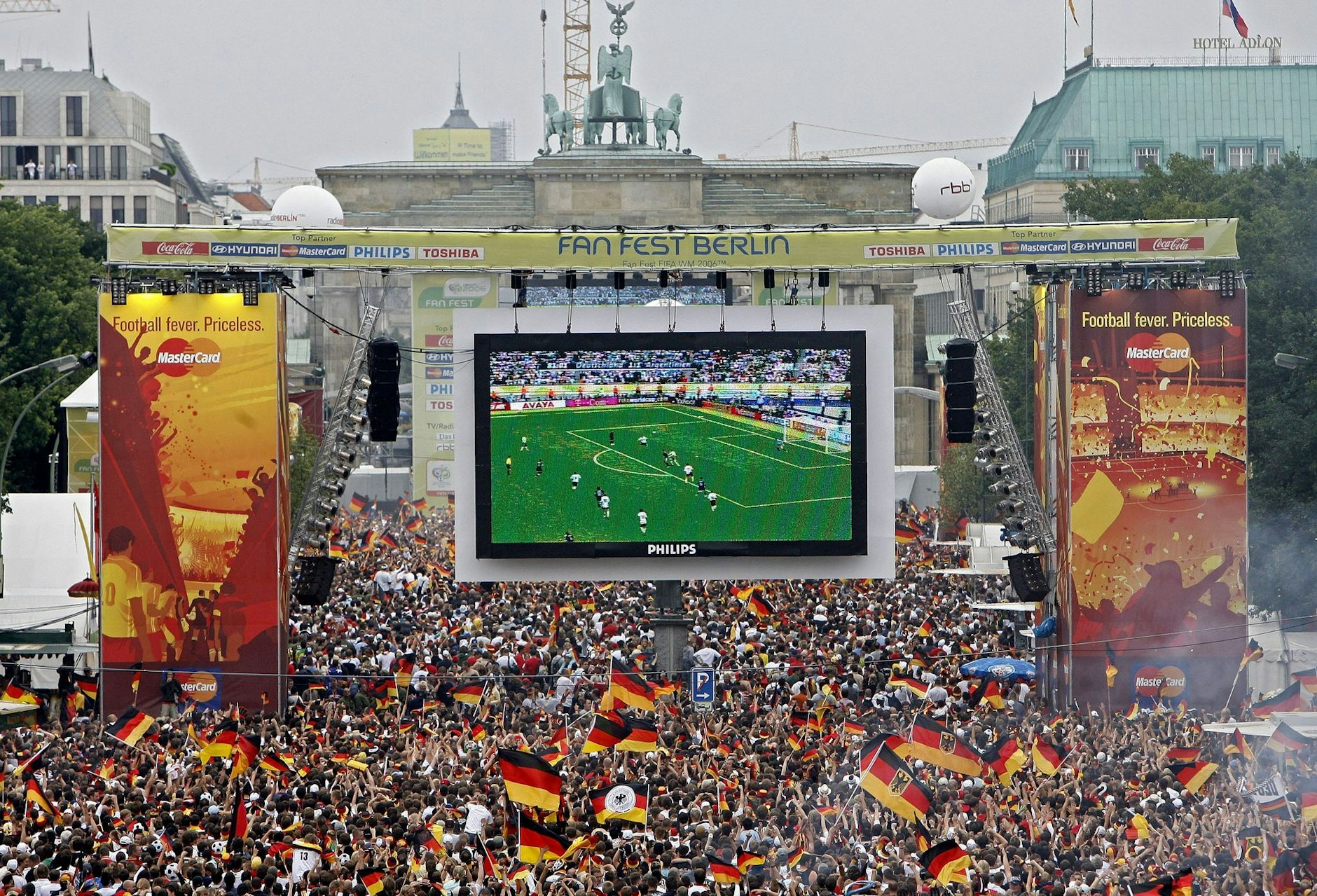 EMFanmeile 2024 in Berlin Brandenburger Tor wird zum Fußballtor