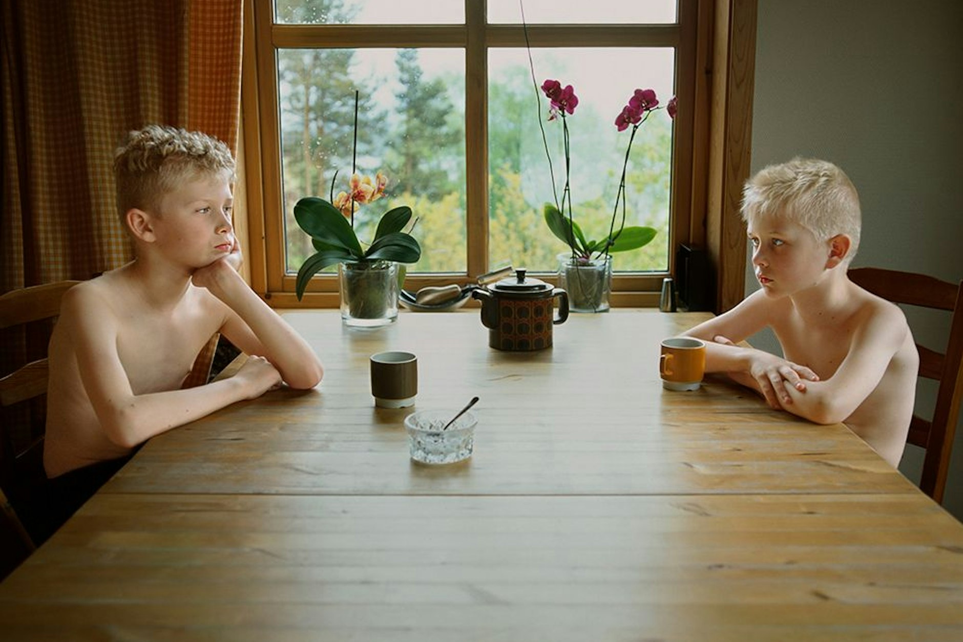 Freundschaft kann auch wehtun. „Silent Dialogues, Brague &amp; Magnus“ (Norwegen), ein Foto von Viktoria Sorochinski, zu sehen in der Berliner Ausstellung „Streit“.