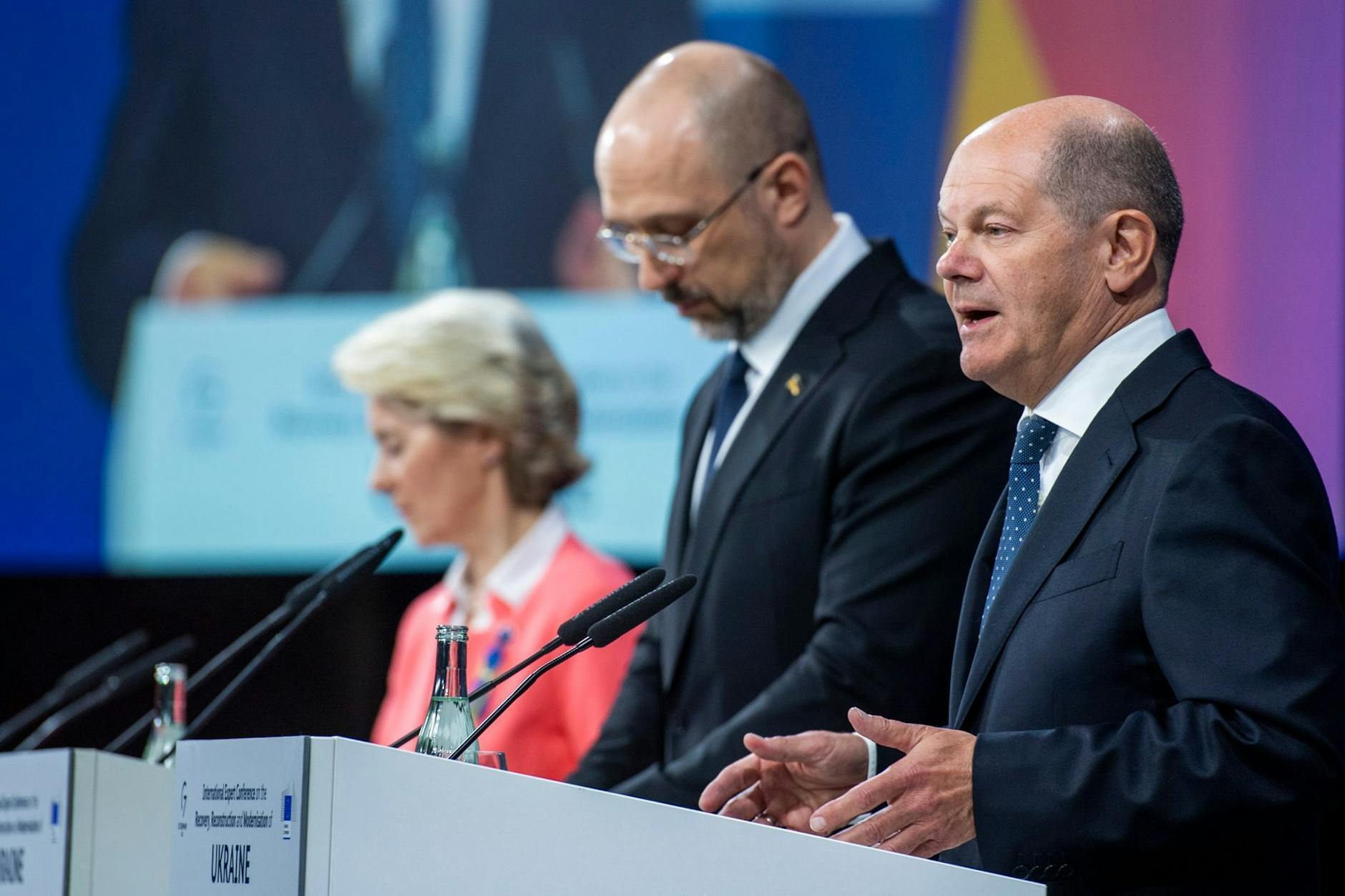 Bundeskanzler Olaf Scholz spricht bei der Expertenkonferenz in Berlin - neben ihm der ukrainische Ministerpräsident Denys Schmyhal (M) und EU-Kommissionspräsidentin Ursula von der Leyen.