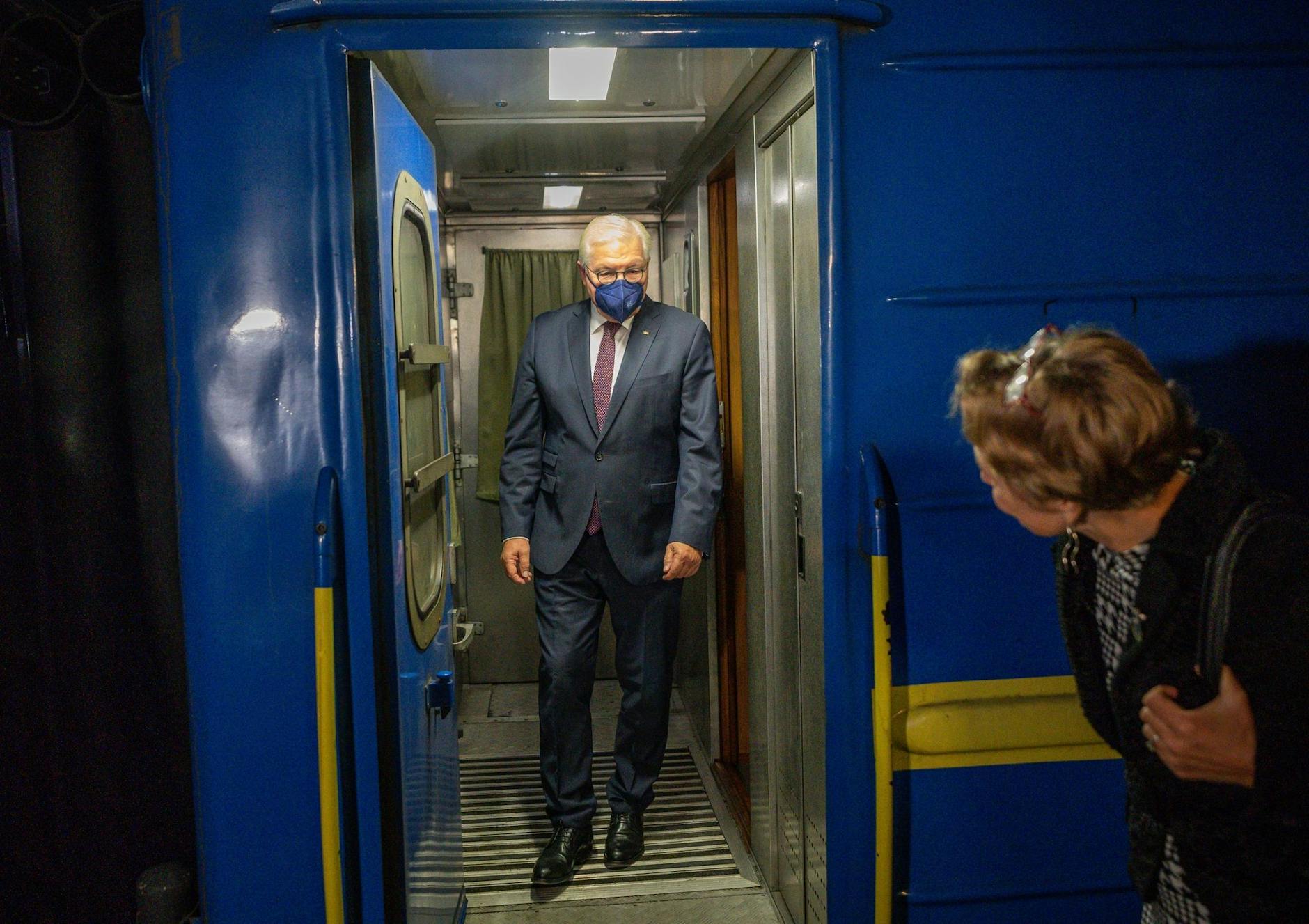 dpatopbilder - Bundespräsident Frank-Walter Steinmeier kommt mit dem Zug von Przemysl (Polen) in Kiew an. Steinmeier ist heute in der Ukraine und will sich vor Ort ein Bild von der Zerstörung durch den Angriffskrieg Russlands machen.