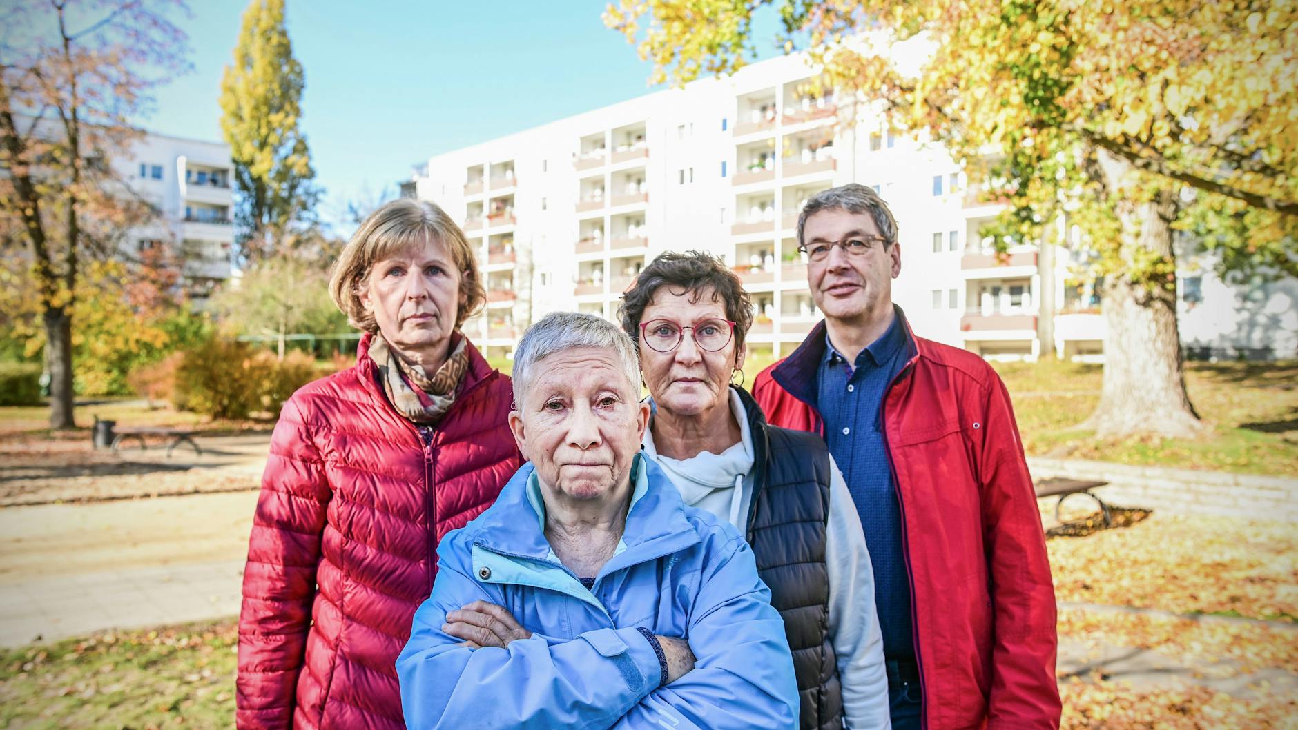 Sie sind stinkig mit Senator Geisel und Stadtrat Hönicke (beide SPD): Birgit Stengel (l.) und ihr Mann Dietmar, dazwischen Bärbel Olsohn (2. v. l.) und Hella Bruns von der Bürgerinitiative „Rettet den Ilse-Kiez“. Bärbel Olsohn wohnt seit 1980 in der Anlage und sorgt sich, dass die Kinder der Grundschule nebenan keinen Platz mehr zum Spielen haben werden, wenn im Hof neu gebaut wird.