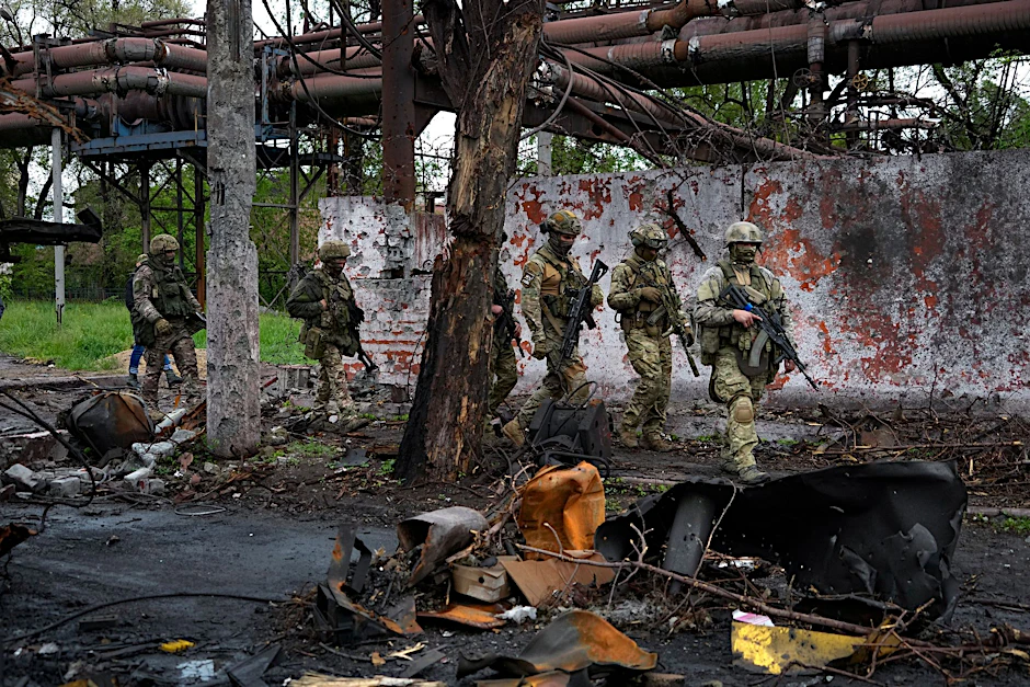 Russische Soldaten gehen durch einen zerstörten Bereich eines Eisen- und Stahlwerks. Igor Girkin hatte zuletzt die Unfähigkeit der russischen Militärführung kritisiert. Plant er jetzt eine eigene Armee?