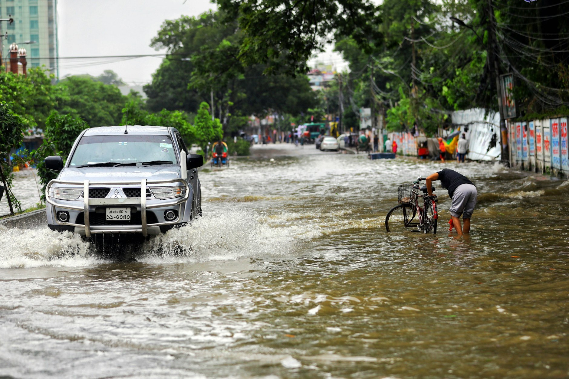 In Bangladesch zeigt sich die Klimakrise derzeit in Form von Überschwemmungen.