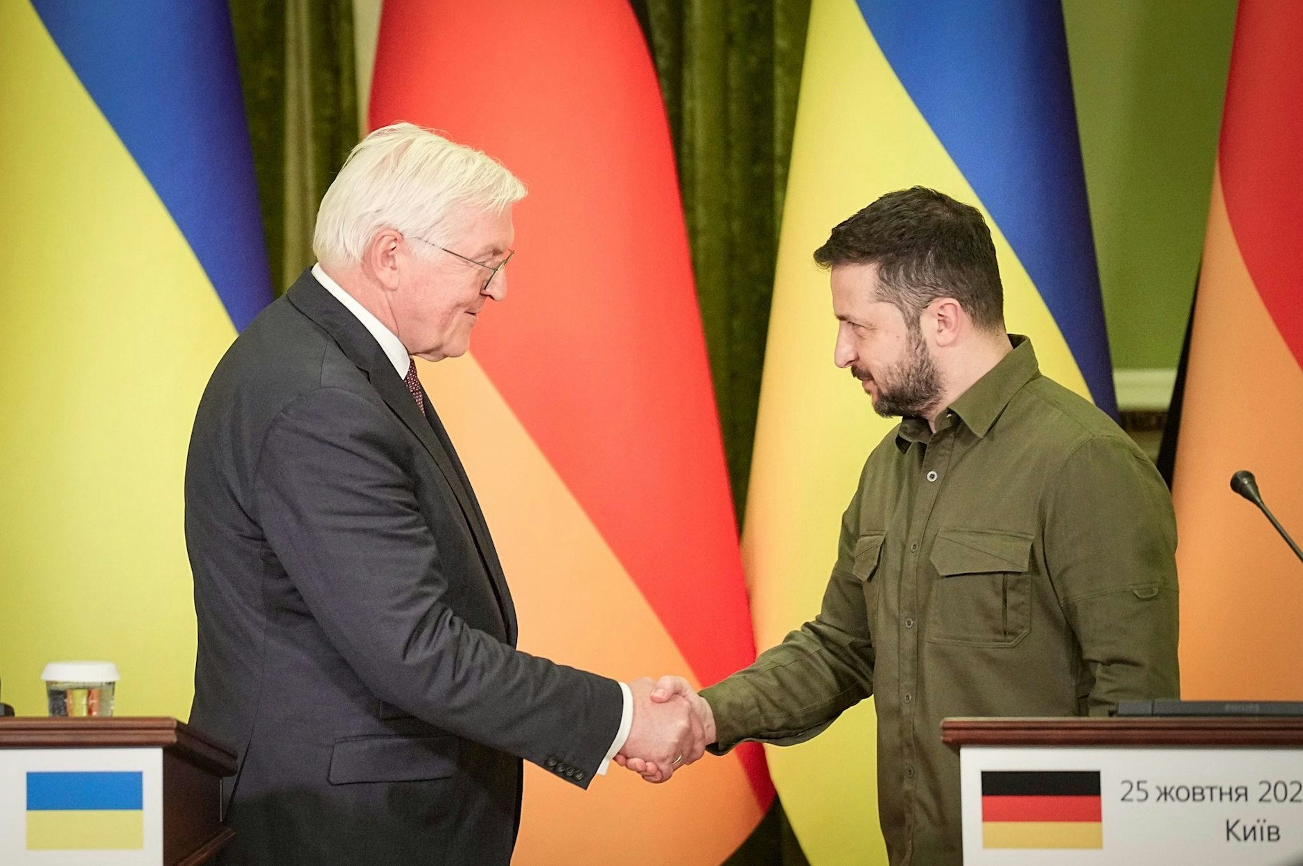 Handschlag: Bundespräsident Frank-Walter Steinmeier (l) und der ukraininische Präsident Wolodymyr Selenskyj in Kiew.  