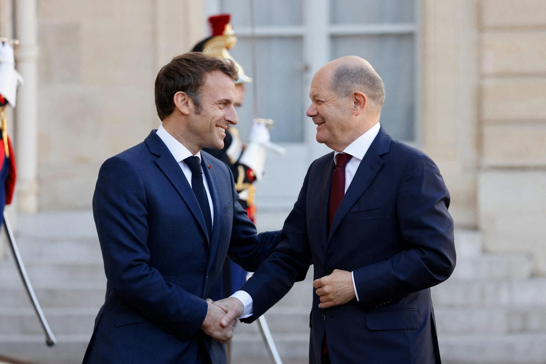 Paris: Der französische Präsident Emmanuel Macron und der deutsche Bundeskanzler Olaf Scholz.