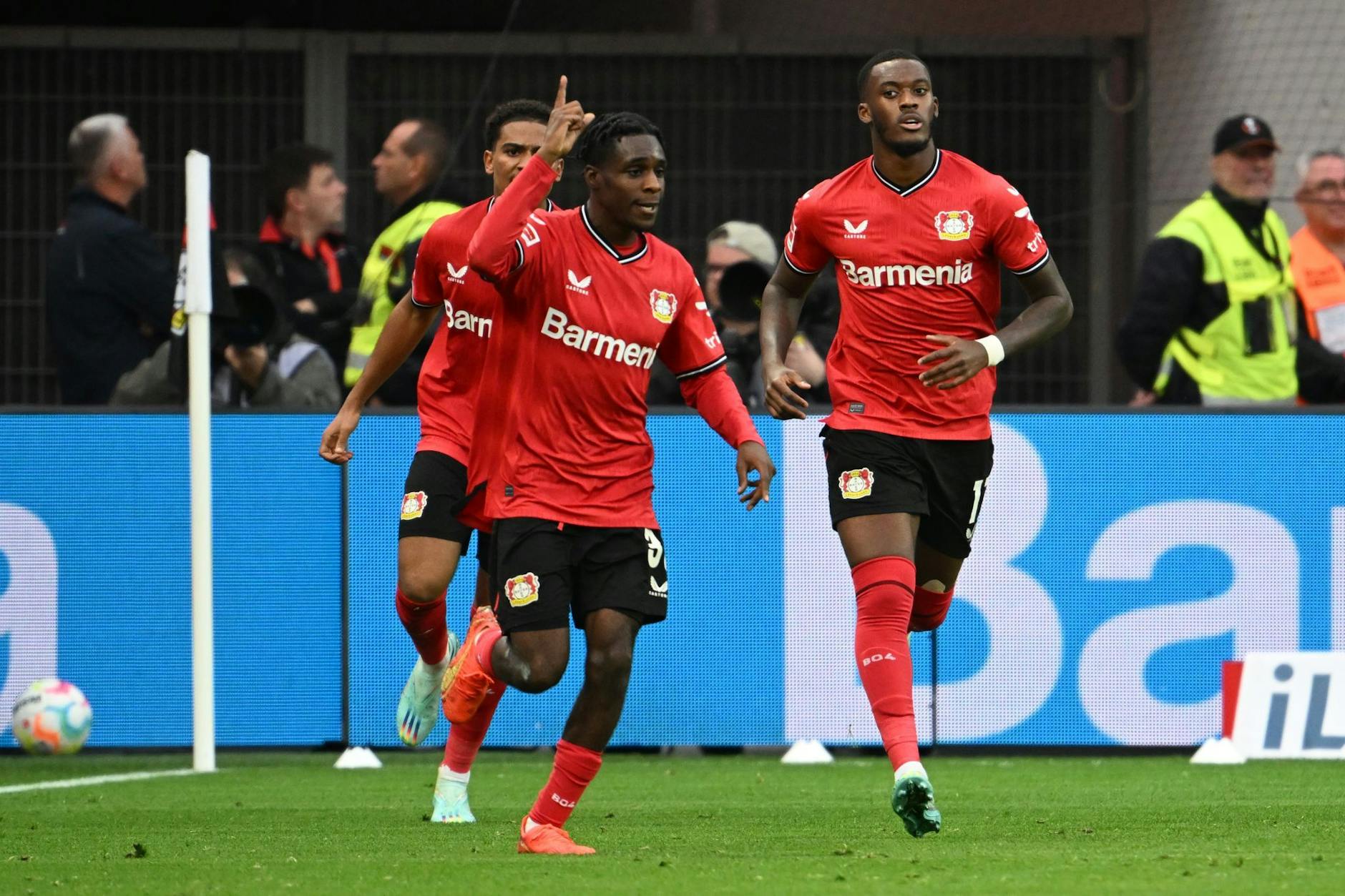 Jeremie Frimpong rettet Bayer Leverkusen einen Punkt gegen Wolfsburg.
