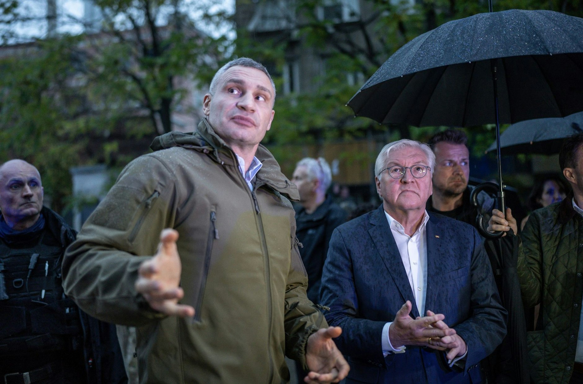 Bundespräsident Steinmeier im Gespräch mit Vitali Klitschko (l), dem Bürgermeister von Kiew.  