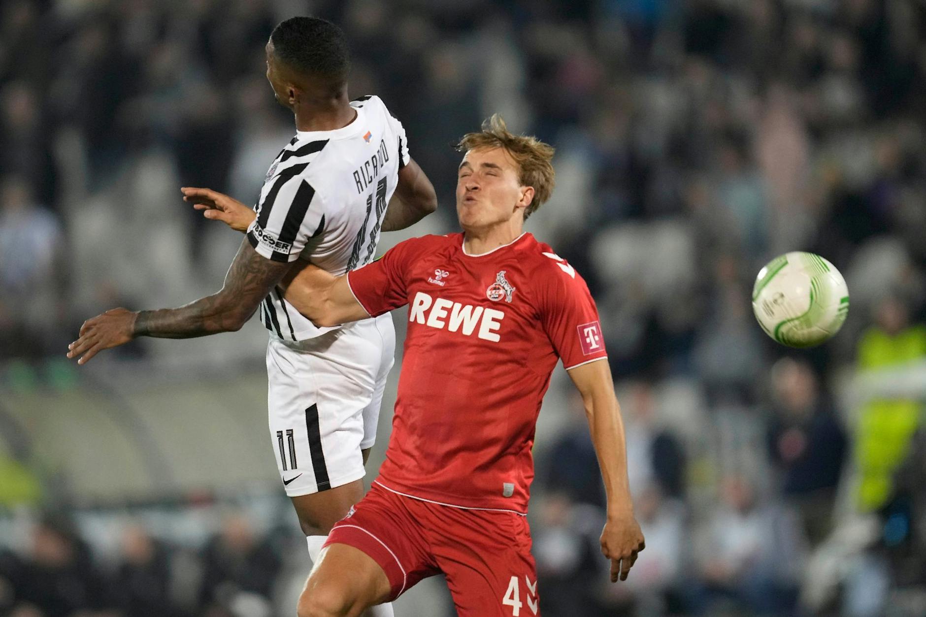 Ricardo Gomes (l) steuerte ein Tor zum Sieg von Partizan Belgrad gegen Timo Hübers und den 1. FC Köln bei.