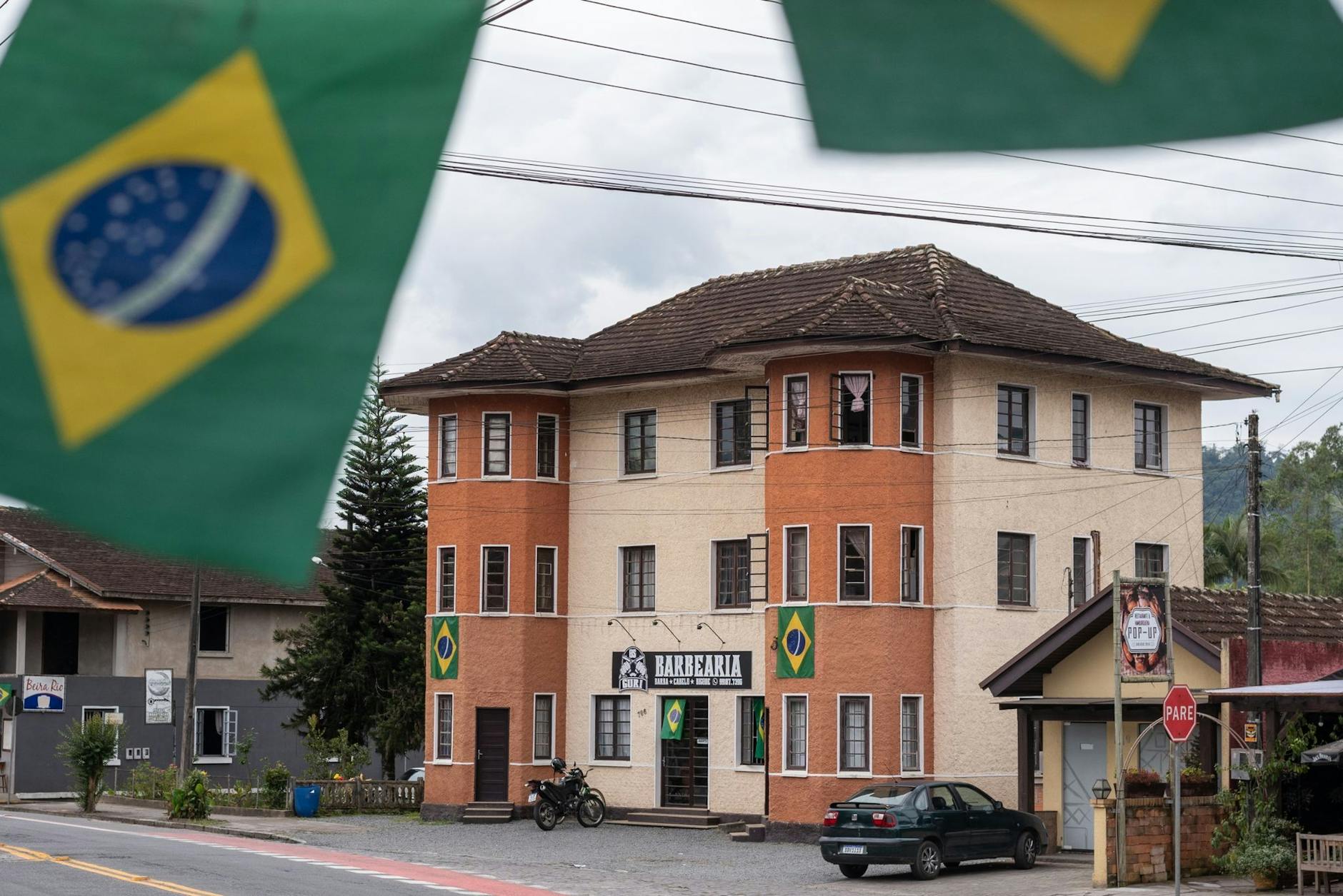 PRODUKTION - Die brasilianische Flagge, einst Symbol für die Freundschaft zwischen Deutschland und Brasilien, steht in Pomerode für die Unterstüztung der aktuellen Regierung von Präsident Bolsonaro.