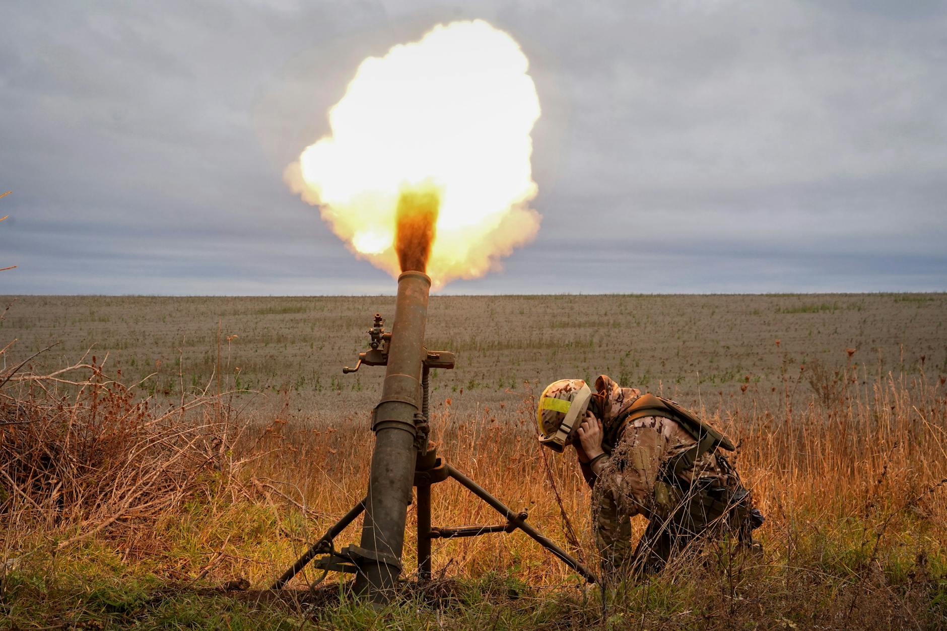 Ukrainischer Soldat feuert einen Mörser auf russische Positionen nahe Charkiw.