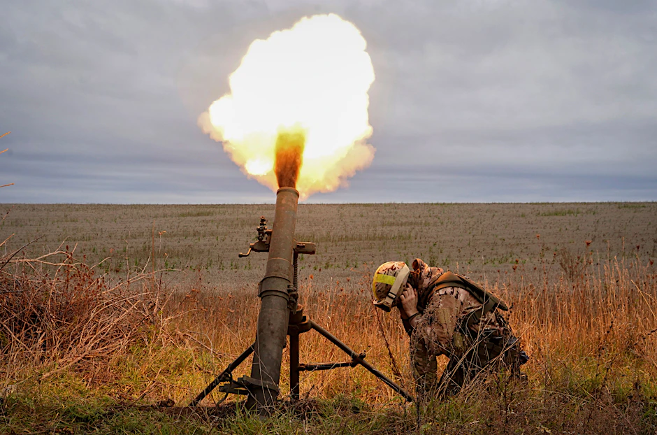 Ukrainischer Soldat feuert einen Mörser auf russische Positionen nahe Charkiw.