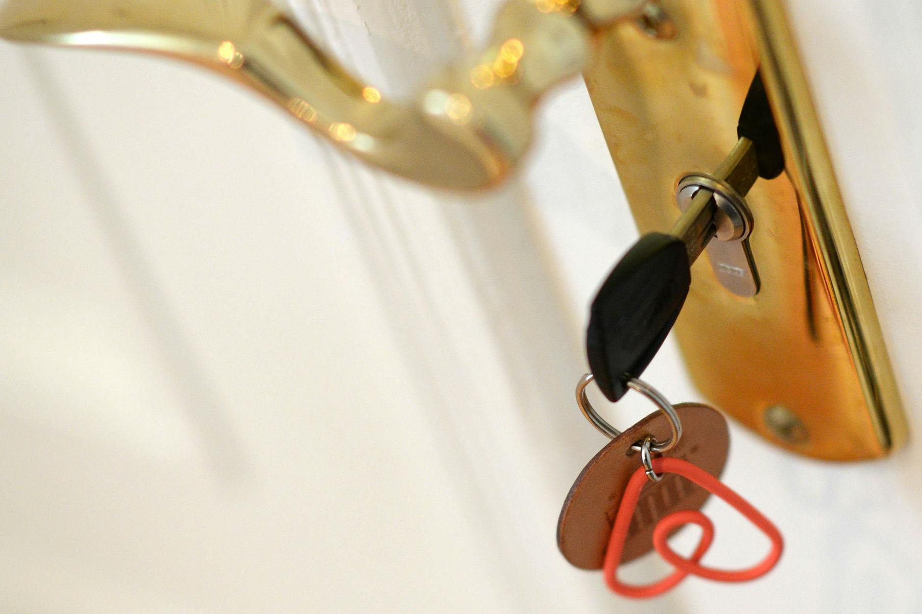 Ein Schlüssel steckt im Schloss einer Airbnb-Ferienwohnung.