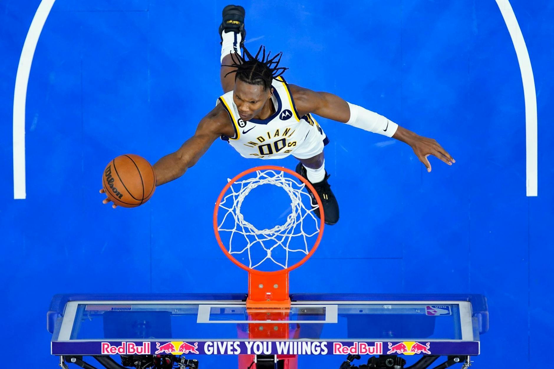 Bennedict Mathurin von den Indiana Pacers springt hoch zum Korb.