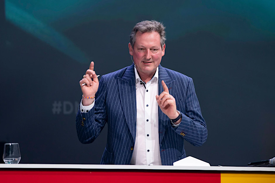 „Eine Jahrhundertaufgabe vor der Nase“: Eckart von Hirschhausen setzt sich mit seiner Stiftung für ein Ja beim Volksentscheid ein.
