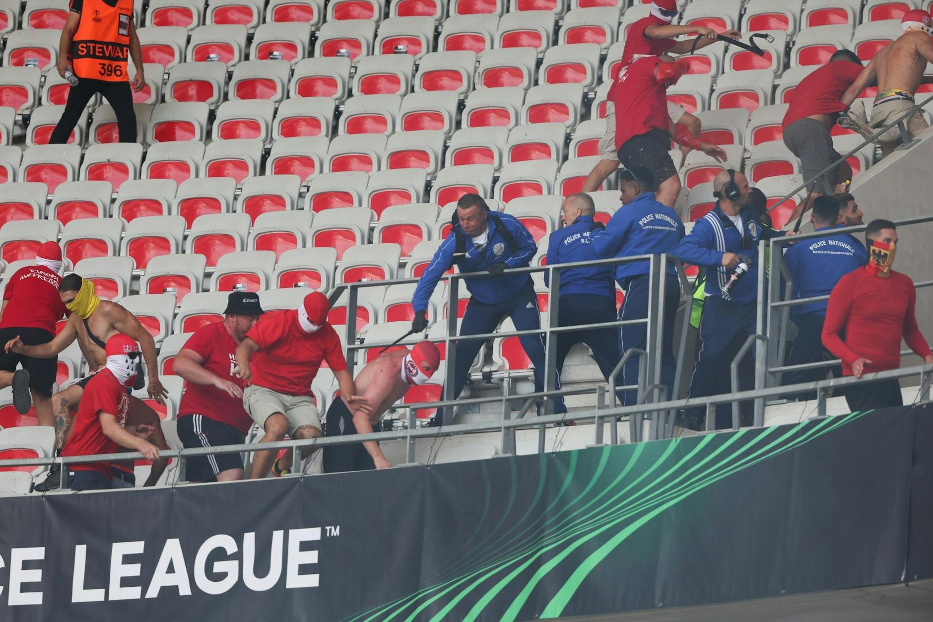 dpatopbilder - ARCHIV - Französische Sicherheitskräfte gehen gegen Fans auf der Tribüne vor.