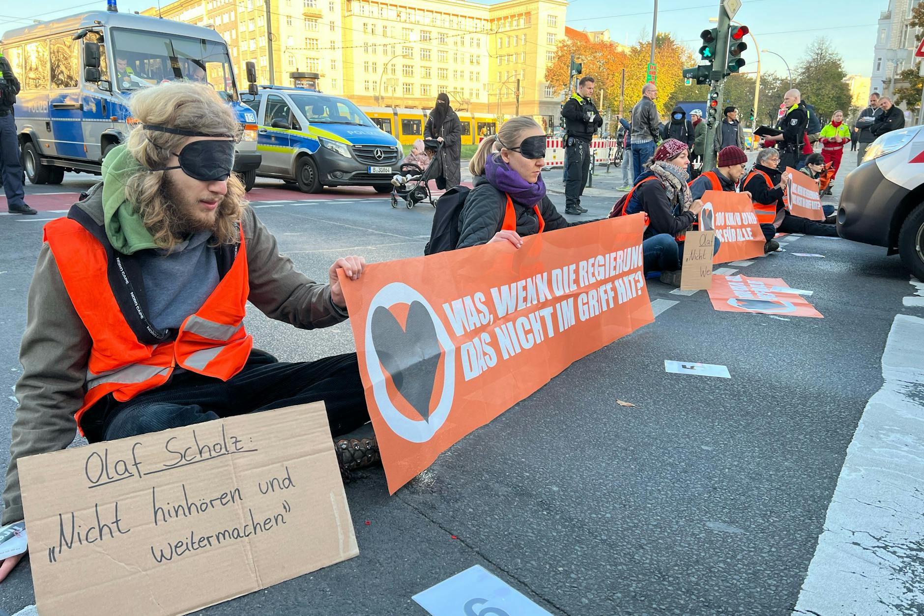 Derzeit fast täglich: Blockierer klebten sich am Frankfurter Tor an die Straße.