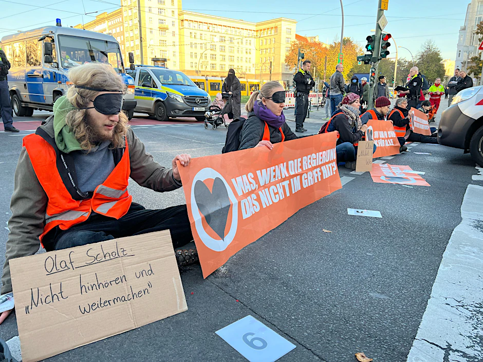 Derzeit fast täglich: Blockierer klebten sich am Frankfurter Tor an die Straße.