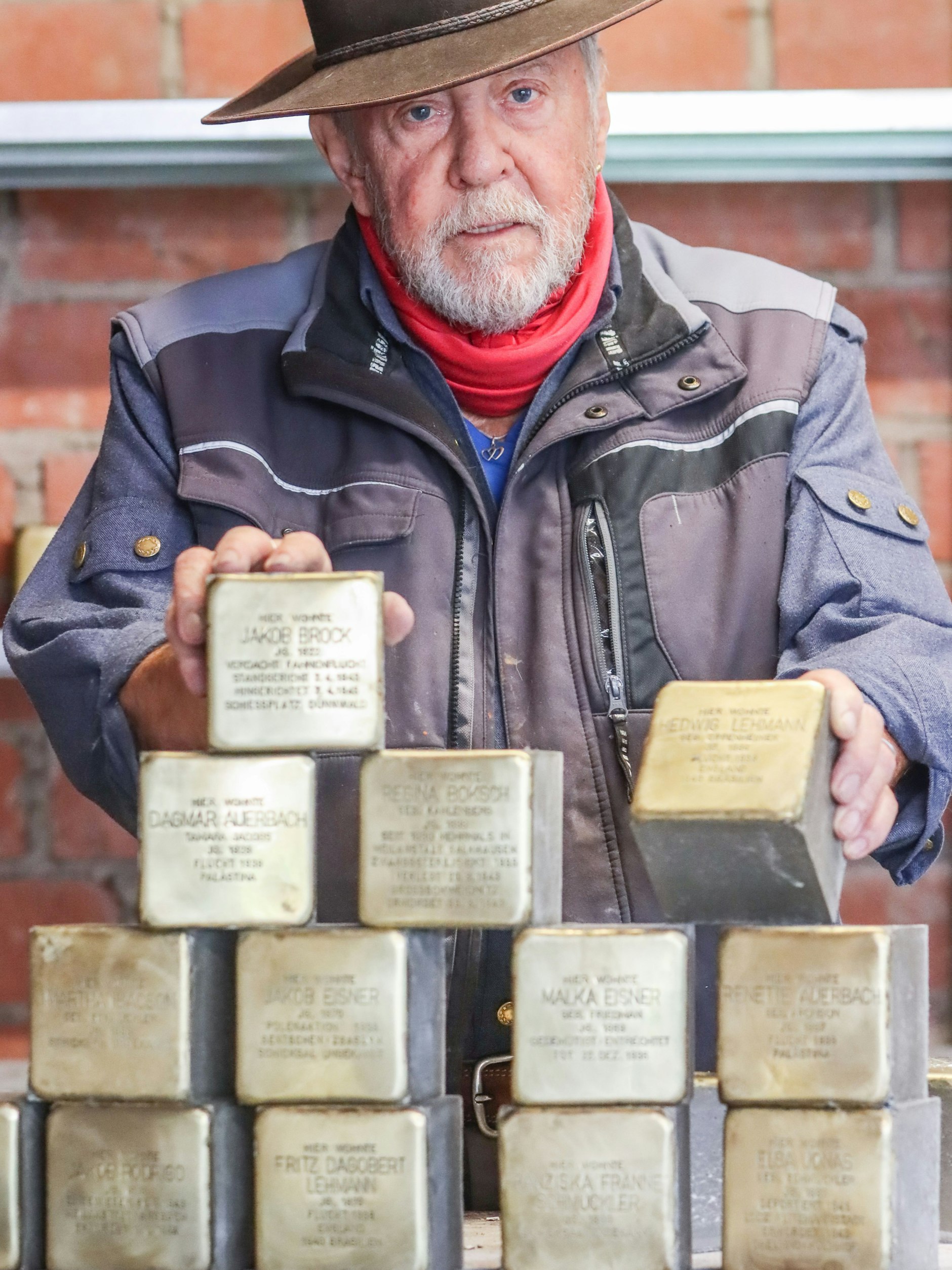Gunter Demnig bereitet die nächsten Stolpersteine vor.