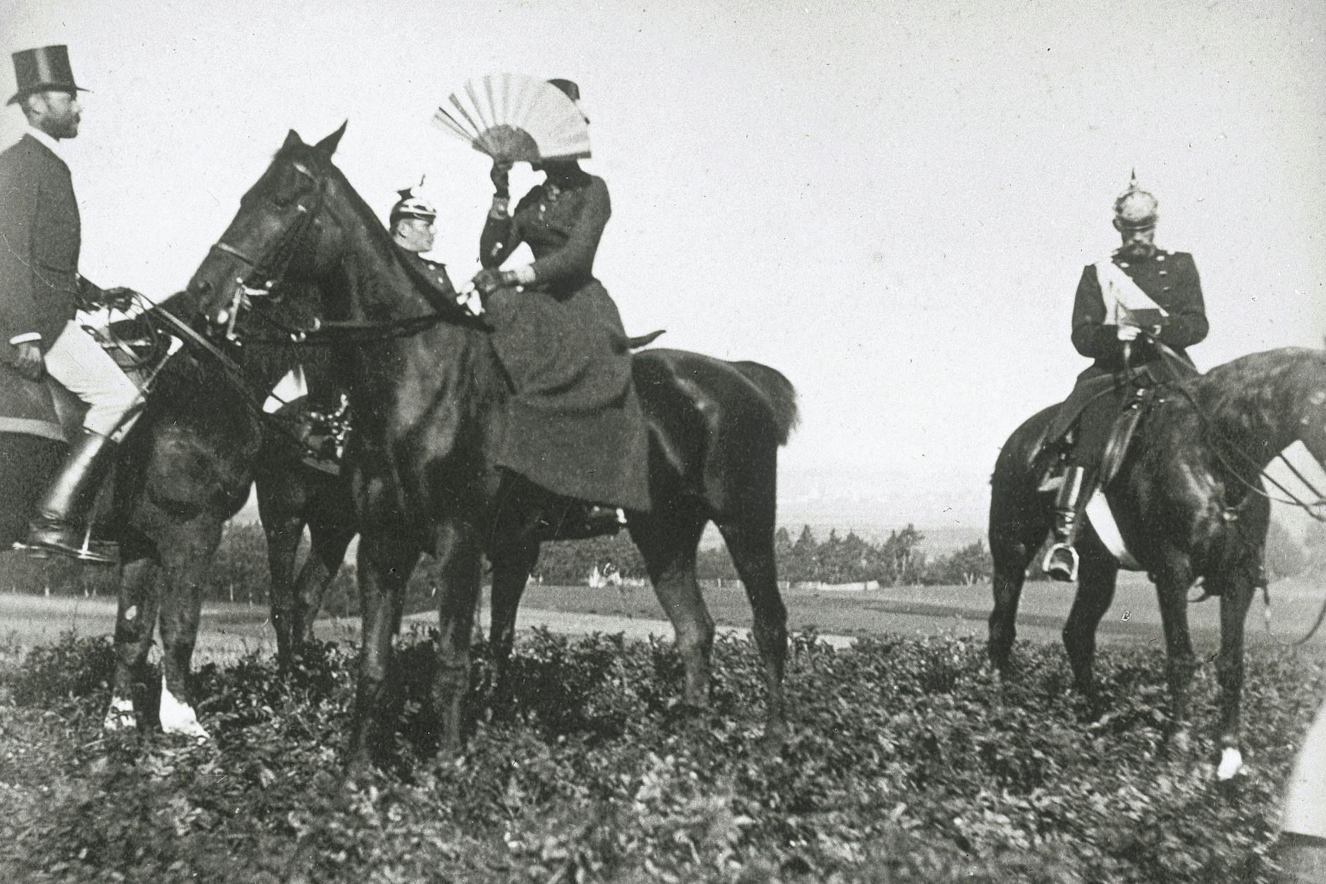 Kaiserin Elisabeth zu Pferd um 1865. Sie verbirgt ihr Gesicht mit einem Fächer vor den Fotografen.