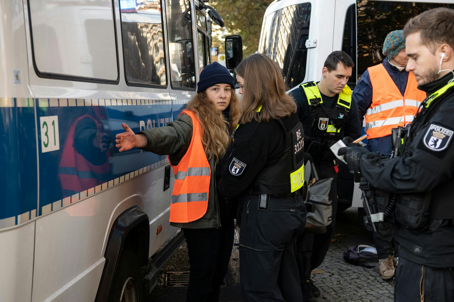 Aktivisten werden am Mittwoch in Berlin-Mitte von der Polizei festgenommen.
