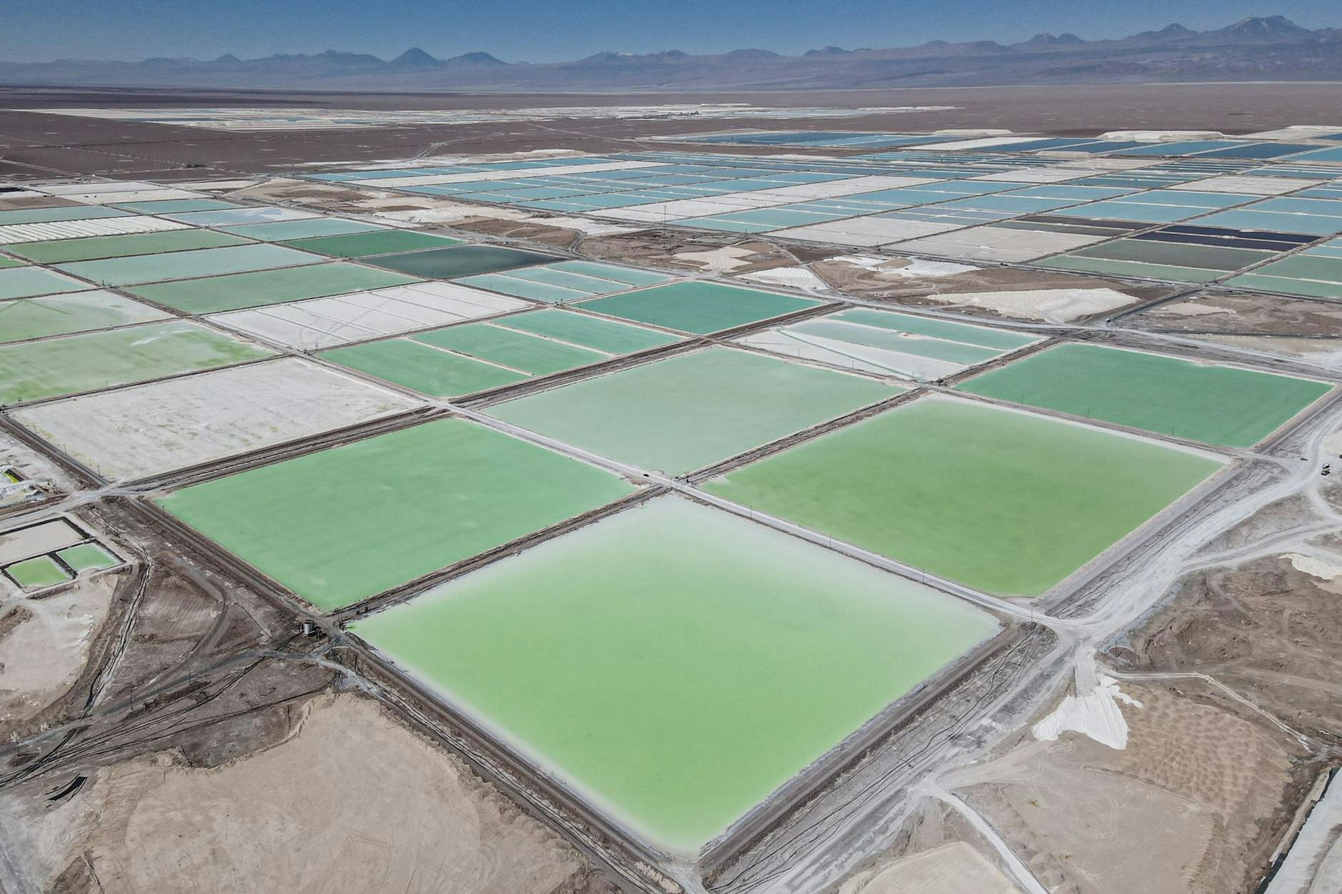 Für den Abbau von Lithium werden in der Atacama-Wüste in Chile riesige Solebecken angelegt.