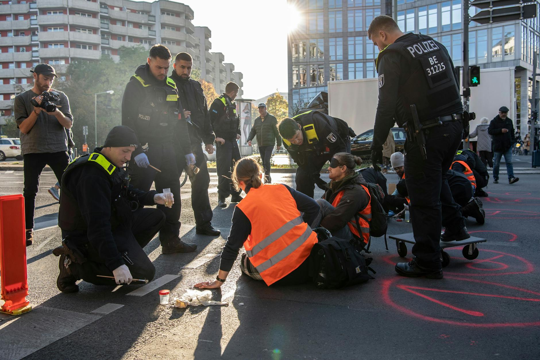 Mitglieder der Gruppe „Letzte Generation“ blockieren am Mittwoch die Leipziger Straße.