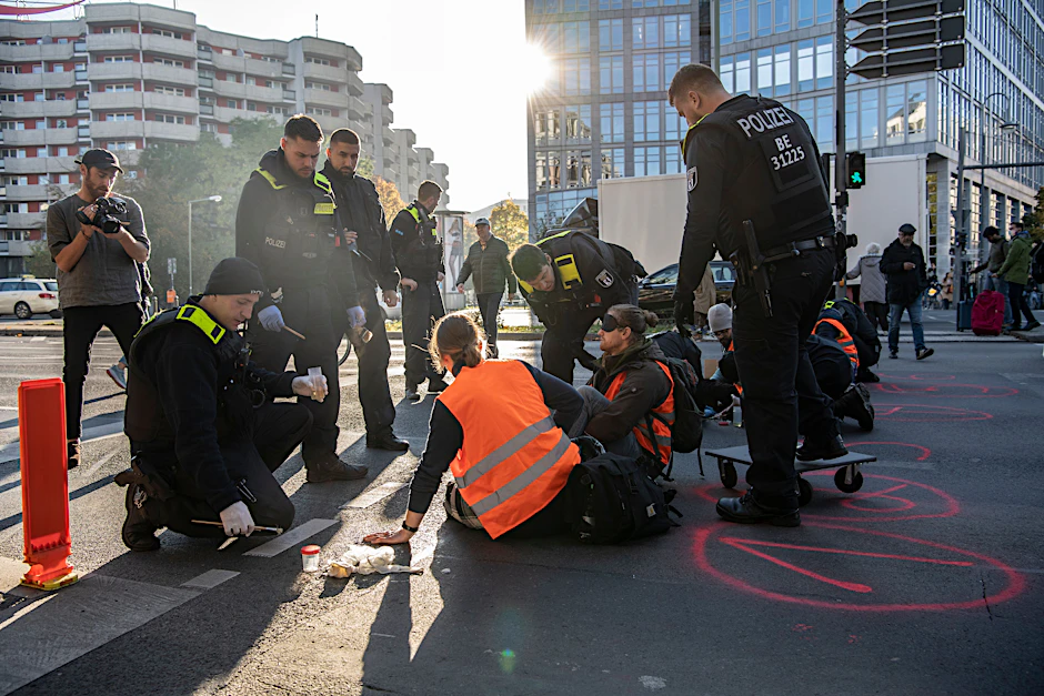 Mitglieder der Gruppe „Letzte Generation“ blockieren am Mittwoch die Leipziger Straße.