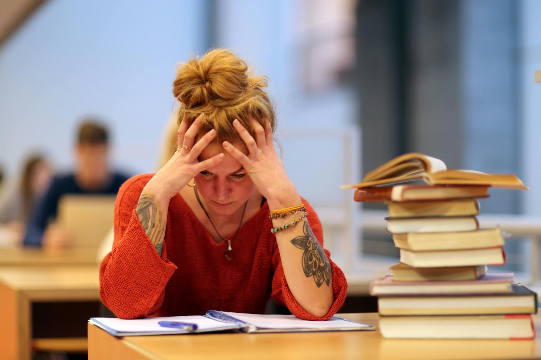 Junge Frau beim Lernen in der Uni.