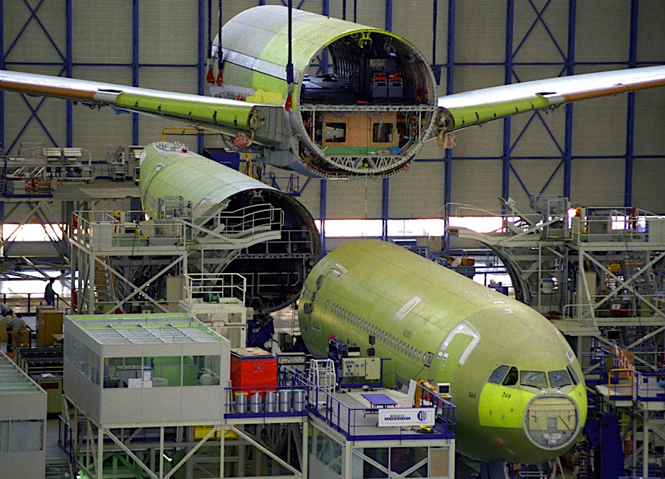 ARCHIV - Seinen Hauptsitz hat Airbus im französischen Toulouse. Dazu gehört auch dieses Werk zur Serienfertigung der Modelle Airbus A340-600.  