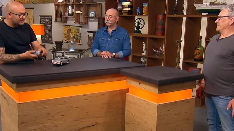 Gebrauchtwagen-Inspektion durch Sven Deutschmanek (l.). 250 Euro wünscht sich Verkäufer Stephanus (r.) für den kultigen Flitzer.