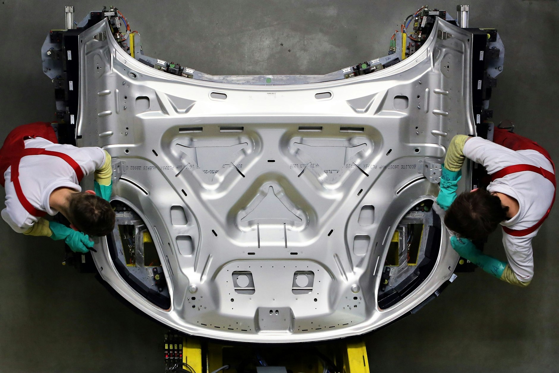 Aluminium wird für den Leichtbau in der Automobilbranche benötigt.