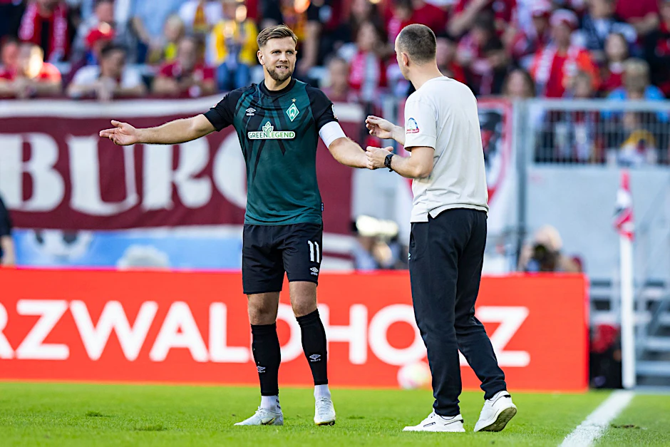 ARCHIV - Hält sich in Sachen WM bedeckt: Werder-Torjäger Niclas Füllkrug (l).  ur GmbH/dpa
