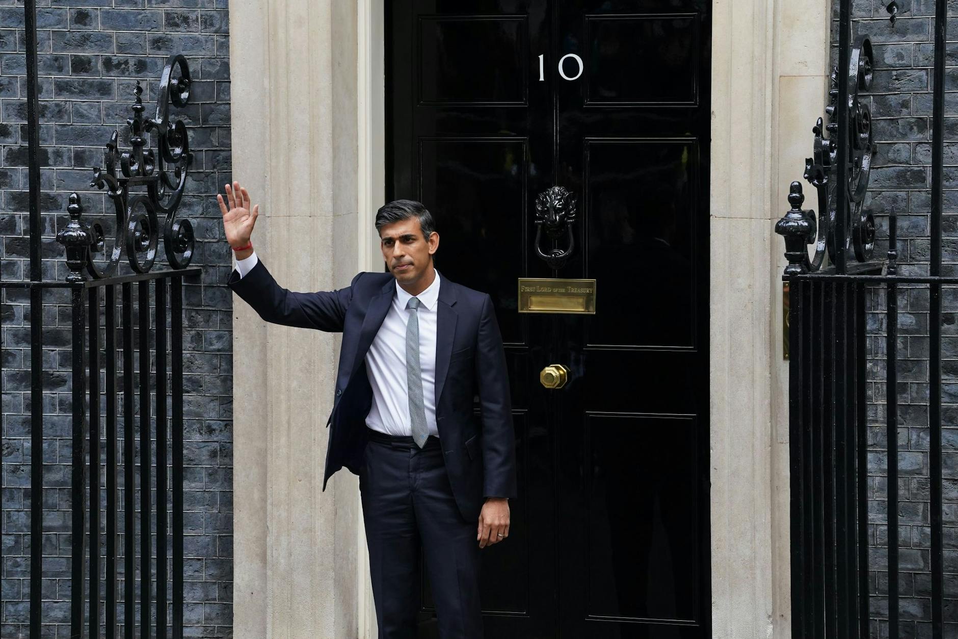 Großbritannien hat wieder einen neuen Regierungschef - zum dritten Mal in zwei Monaten. Rishi Sunak übernimmt von der glücklosen Liz Truss. Auf den Neuen in der Downing Street kommen erhebliche Herausforderungen zu.