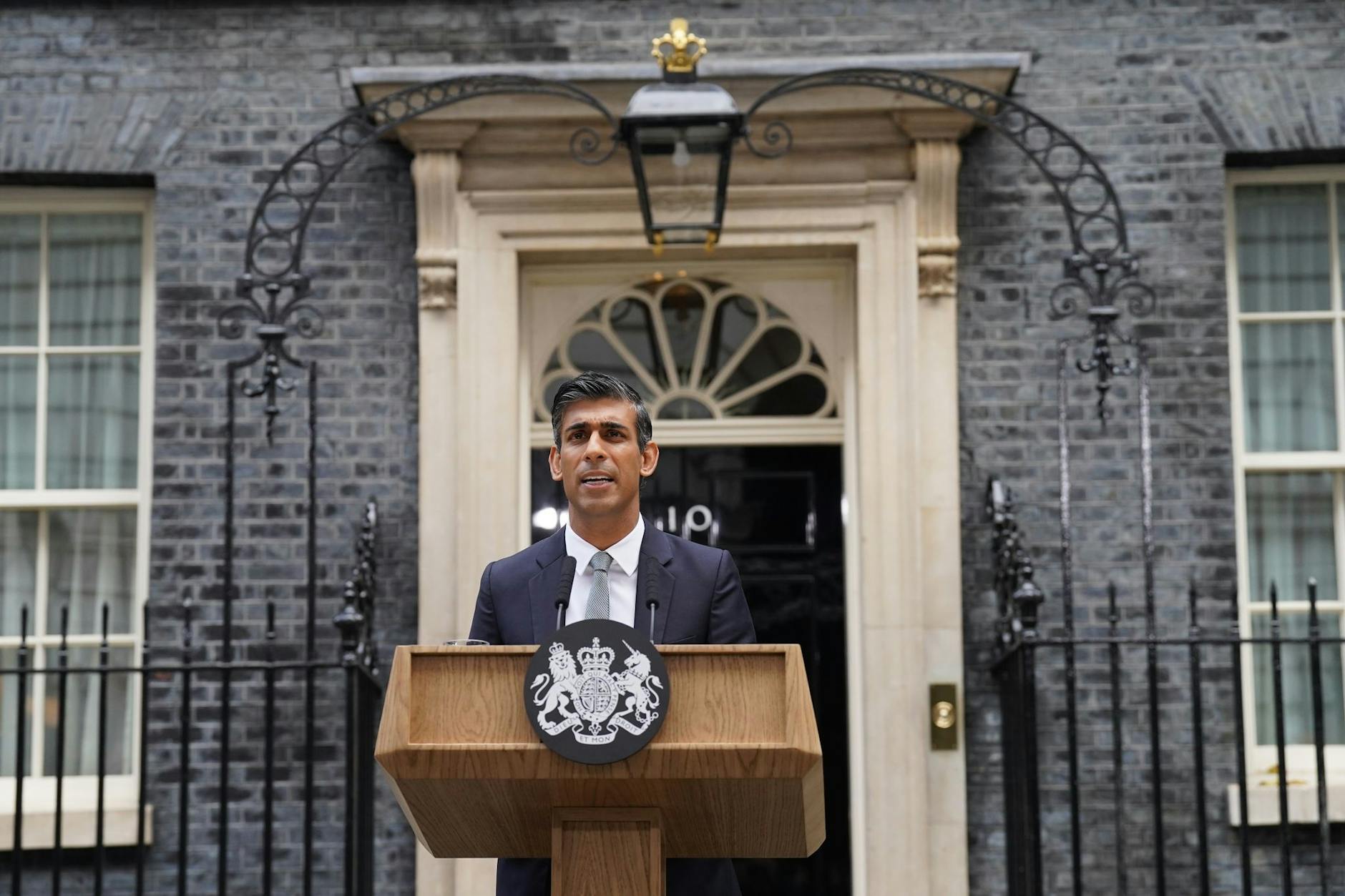 Großbritanniens neuer Premierminister Rishi Sunak bei seiner Ansprache vor der 10 Downing Street.