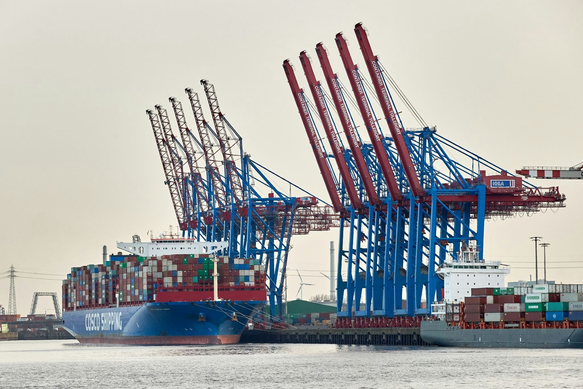 Ein Containerschiff von Cosco liegt im Hamburger Hafen.