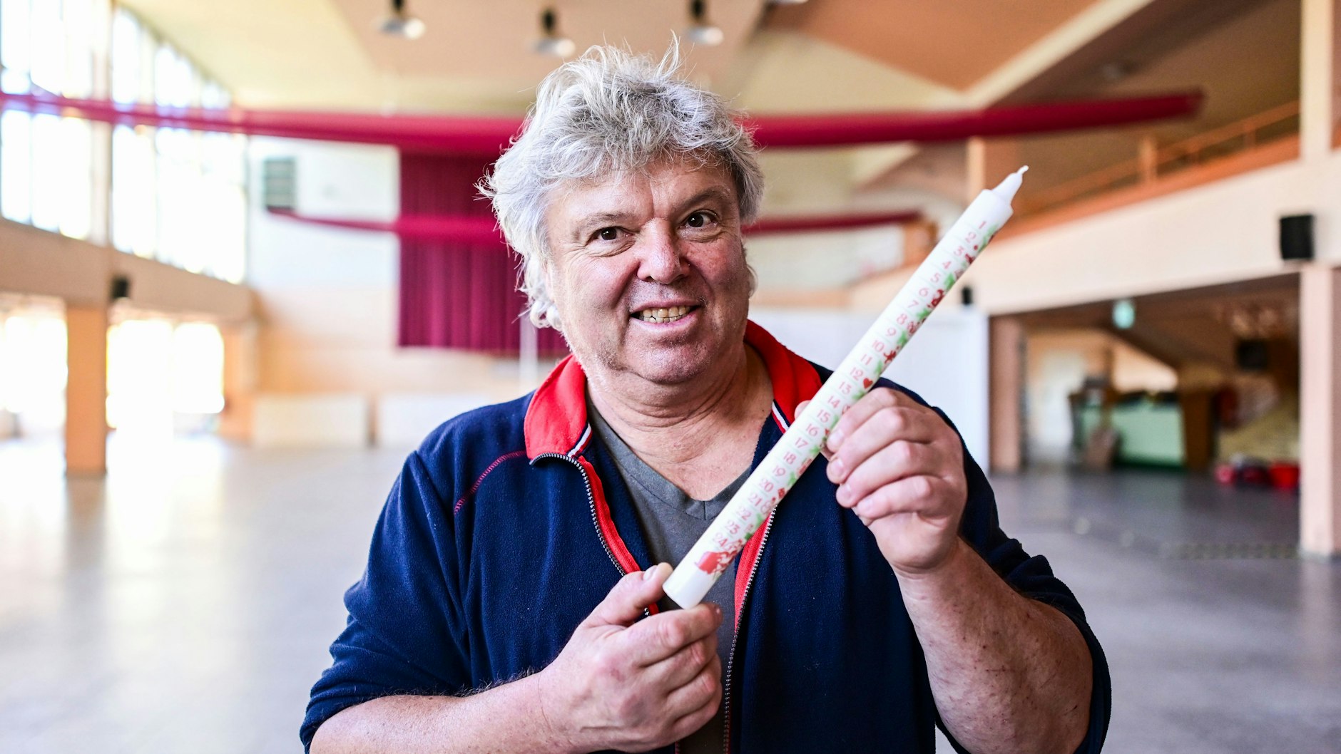 Dirk Baumgarten verziert die beliebten Kerzen in Handarbeit.&nbsp;