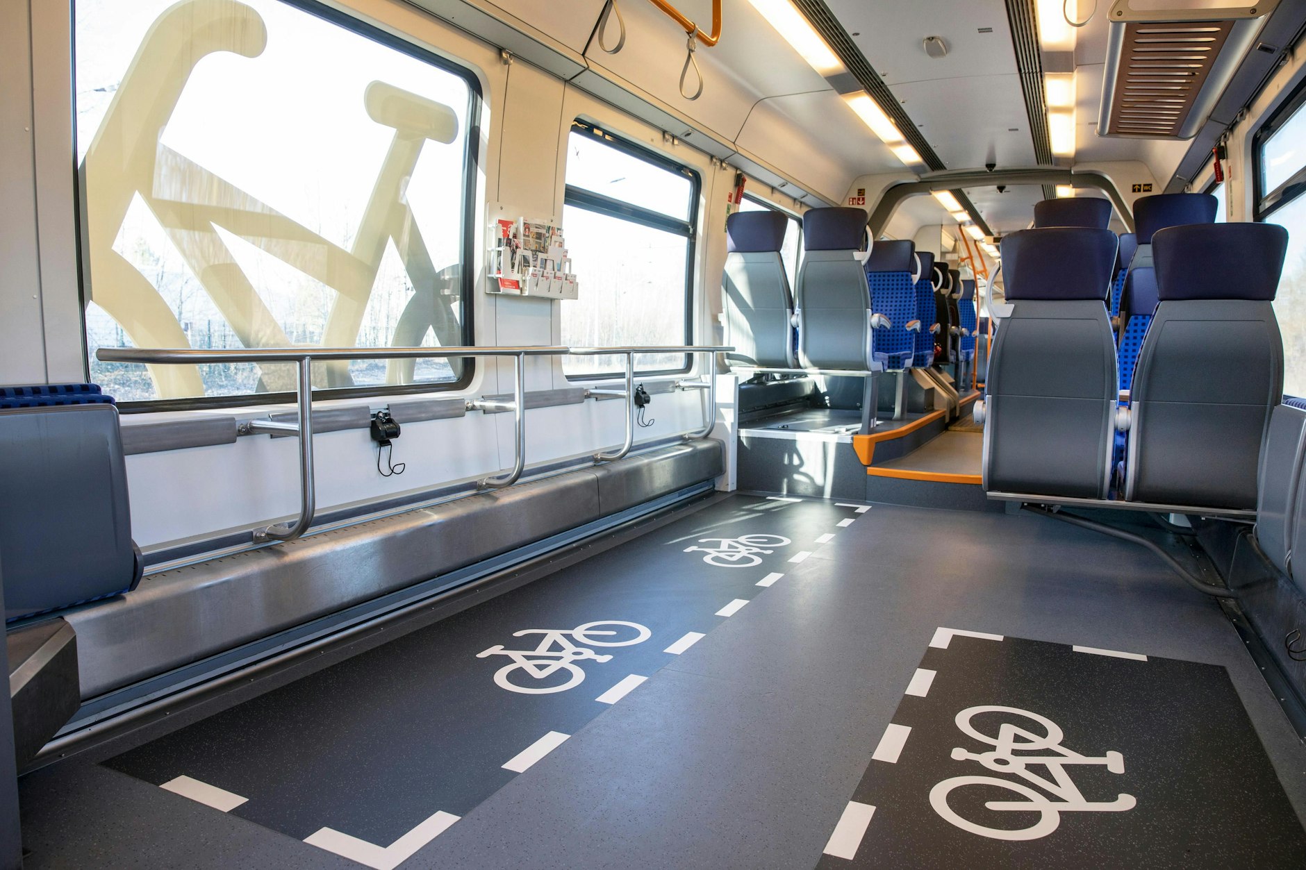 Platz für Fahrräder, Rollstühle, Kinderwagen: So sehen die Mehrzweckabteile in den modernisierten Doppelstockwagen der DB aus. Solche Fahrzeuge werden auf den RE2, RB10, Rb14 und anderen Linien fahren.