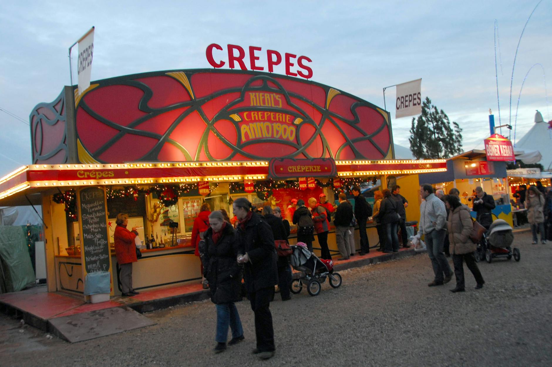 Sehnsuchtsort Rummel. Zur Crêpe-Bude pilgert jeder: jung, alt, weiblich, männlich oder divers.